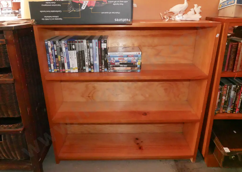 solid pine bookcase H-920 W-910 D-190 Image 1++