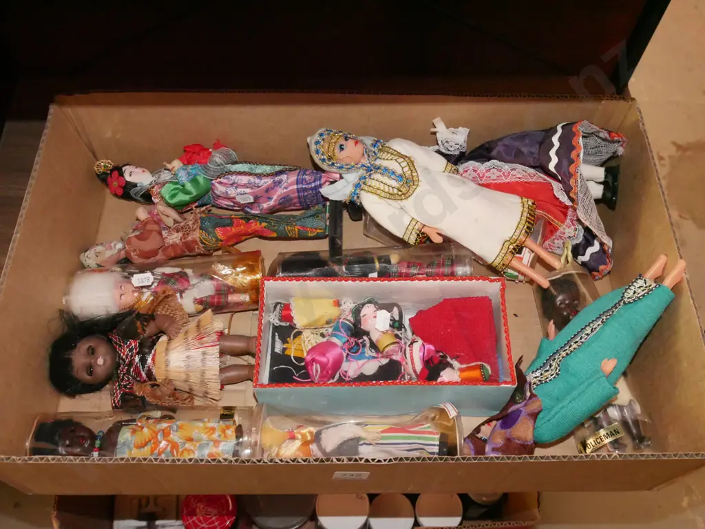 box of dolls of the world Image 1++