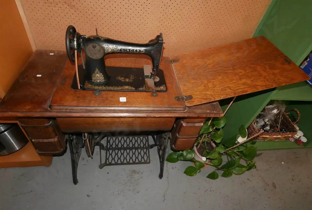 Singer treadle sewing machine Image 1++