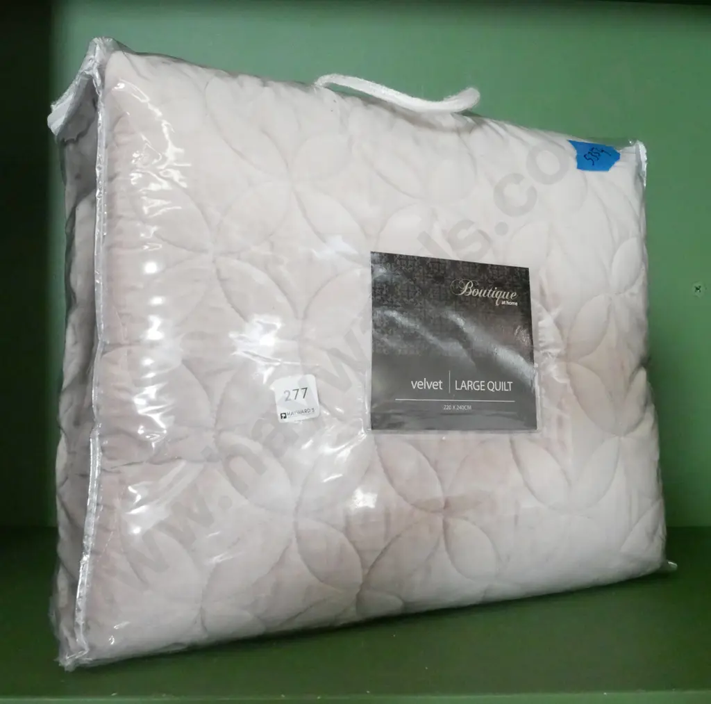 large velvet quilt Image 1++