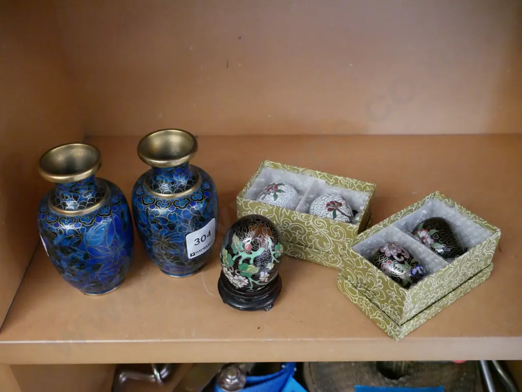 shelf of cloisonne ware Image 1++