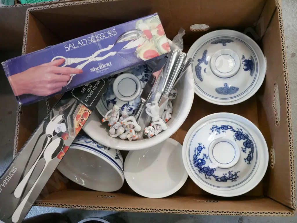 box; salad servers, mixing bowl, lidded bowls etc Image 1++