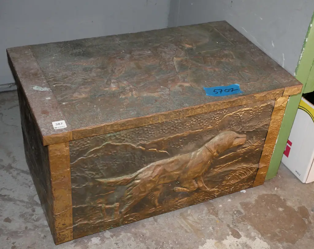 beaten brass hunting dog themed wood bin Image 1++