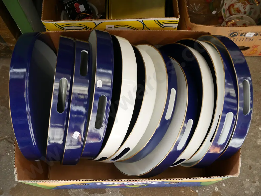 box of plastic circular trays Image 1++