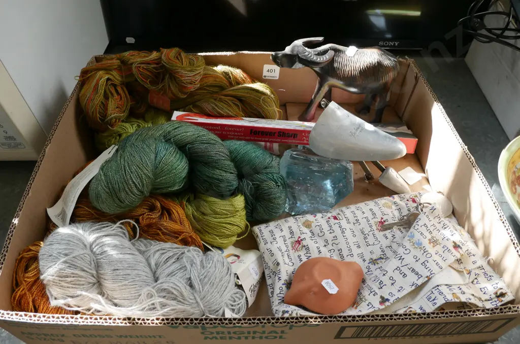 box; knives, knitting yarn, shoe form etc Image 1++