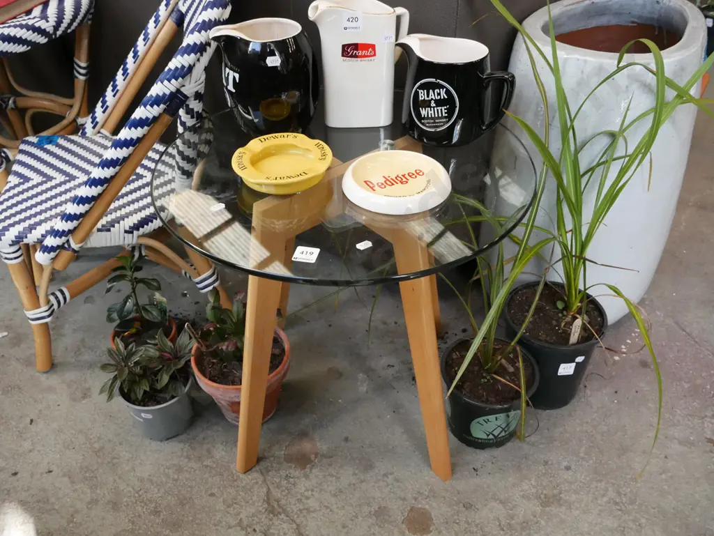 wood and glass top end table Image 1++