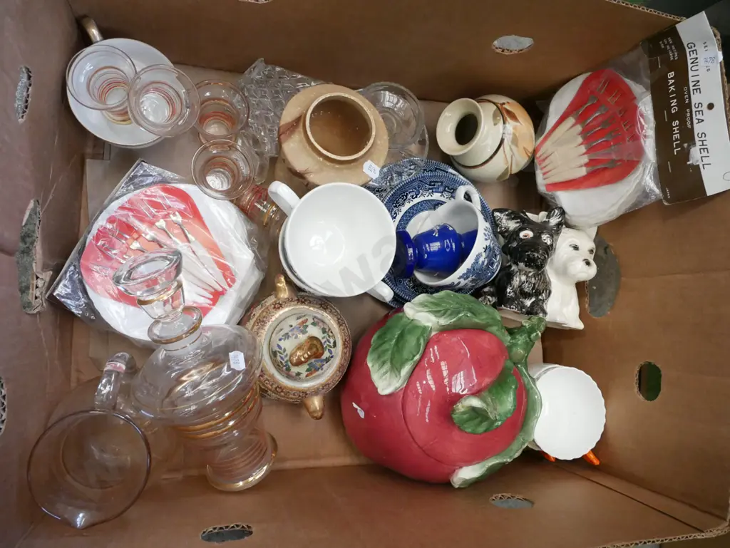 box; decanter, lidded canister, cups, baking shells Image 1++