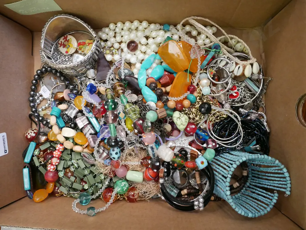 box of costume jewellery Image 1++