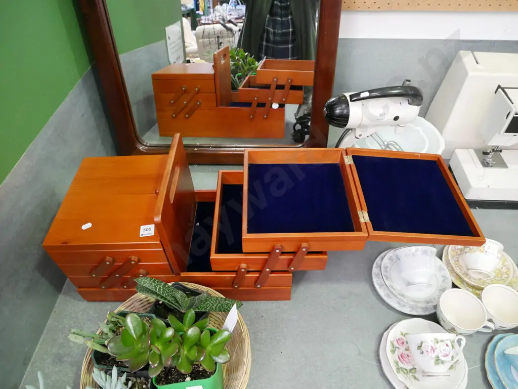 wooden sewing concertina Image 1++