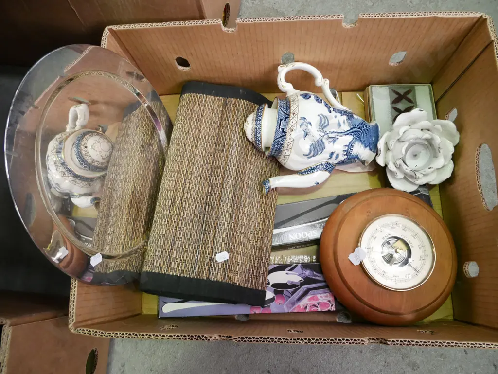 box; plate tray, placemats, cutlery etc Image 1++