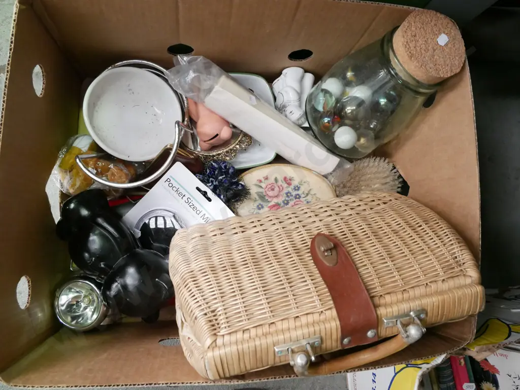 box; retro hand bag, dressing table set etc Image 1++