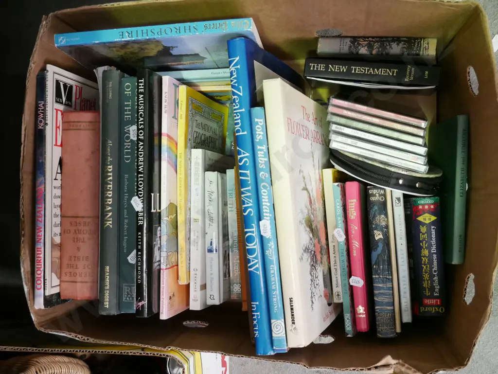 box; books, CDs Image 1++
