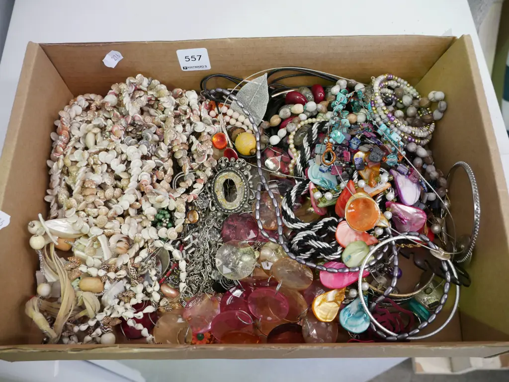 box of costume jewellery Image 1++