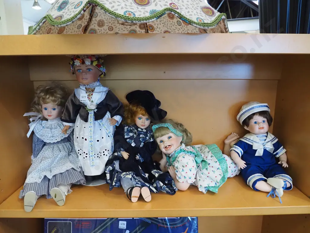 shelf; 5 porcelain dolls Image 1++