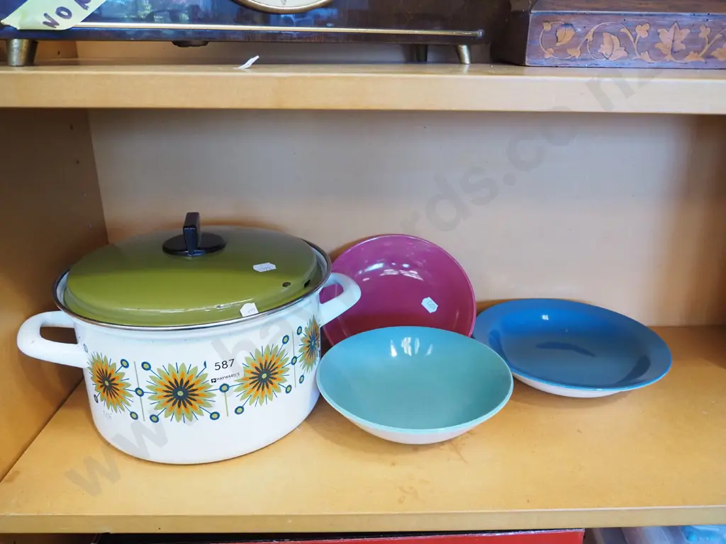 retro enamel casserole, 3x Crown Lynn colour glaze bowls Image 1++