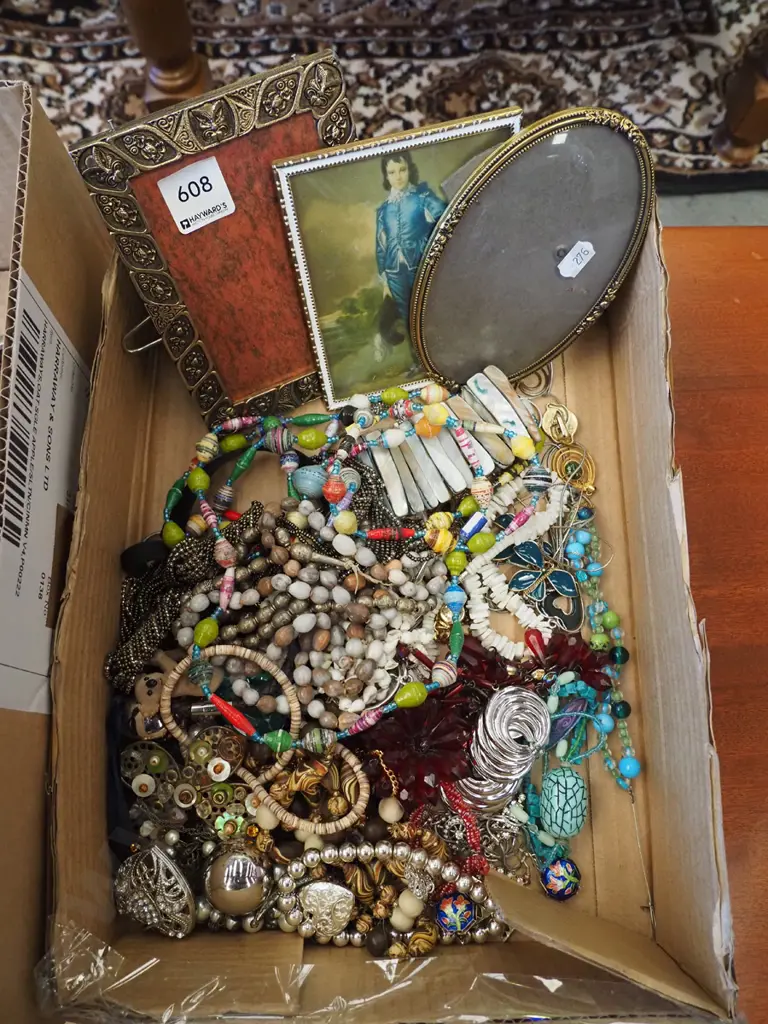 box; costume jewellery, picture frame, photo frames etc Image 1++