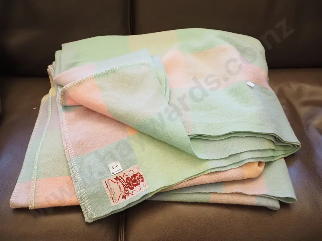 2x checked woollen Onehunga Princess blankets Image 1++