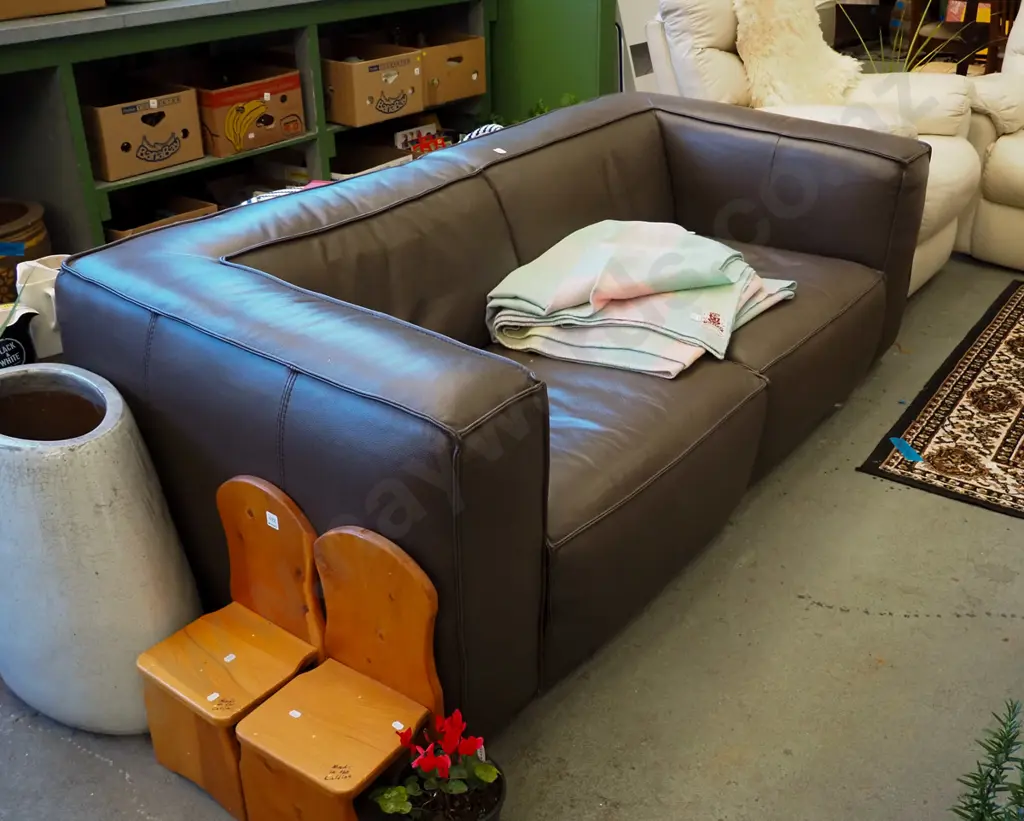 brown leather chesterfield 2 seater settee H-670 W-2030 D-970 Image 1++