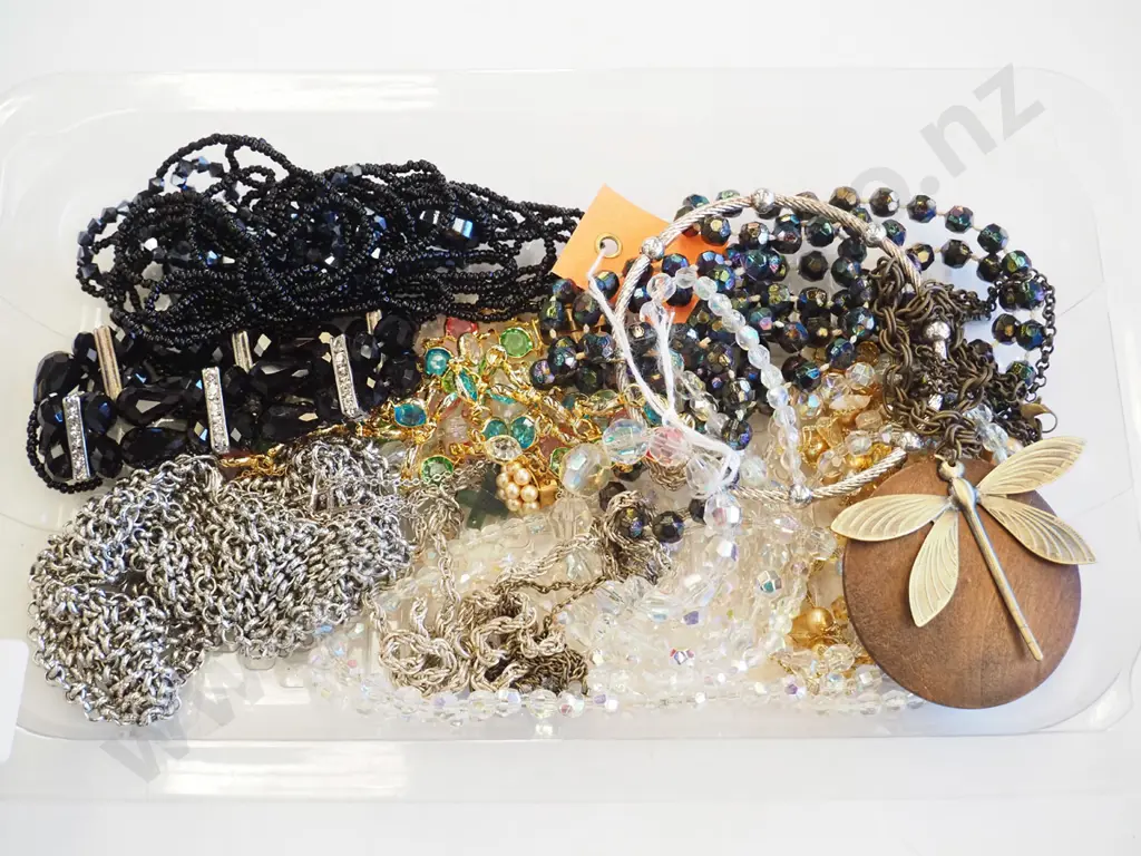 tray of costume jewellery Image 1++