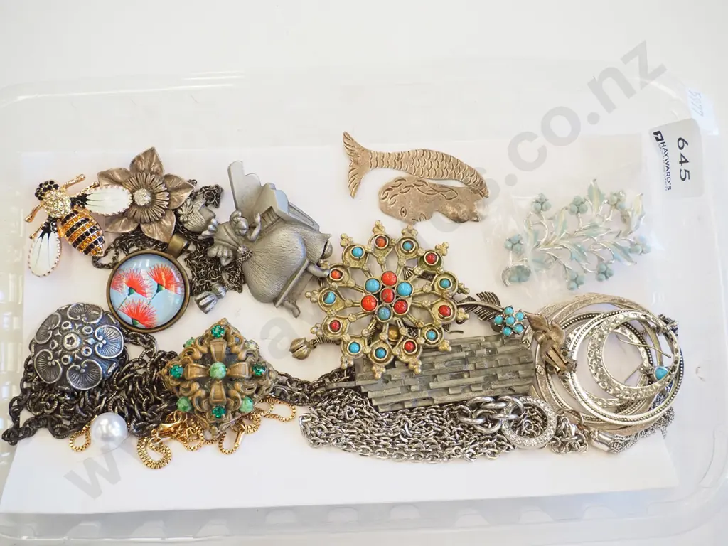 tray of costume jewellery Image 1++