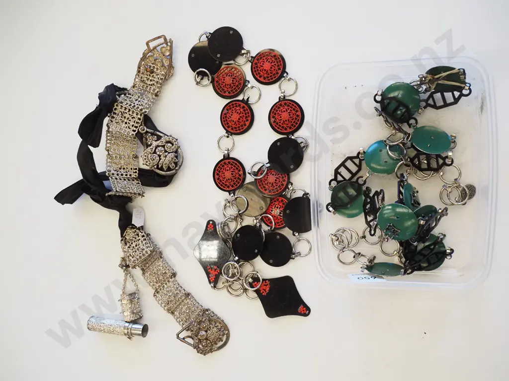 tray of costume jewellery Image 1++