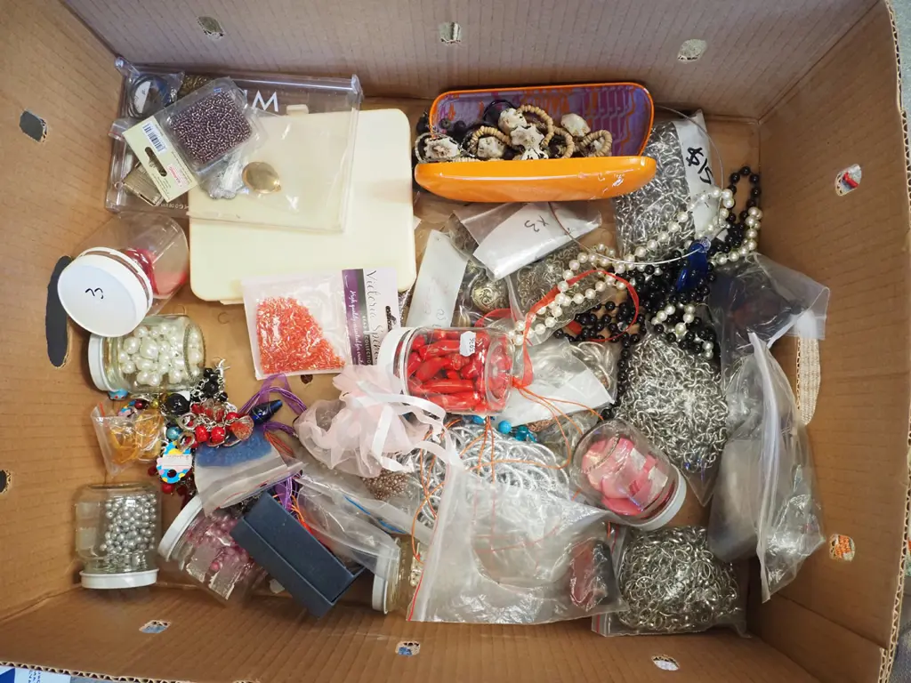 box; beads, chains, necklaces etc Image 1++