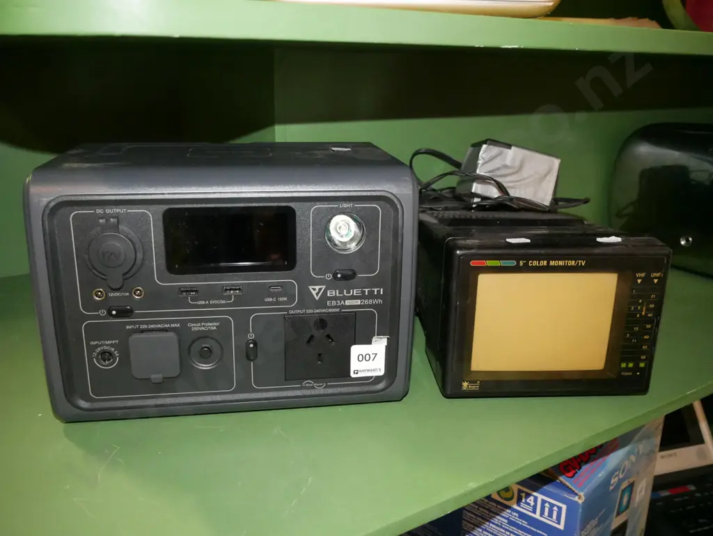 Bluetti portable power station EB3A, small portable colour TV Image 1++