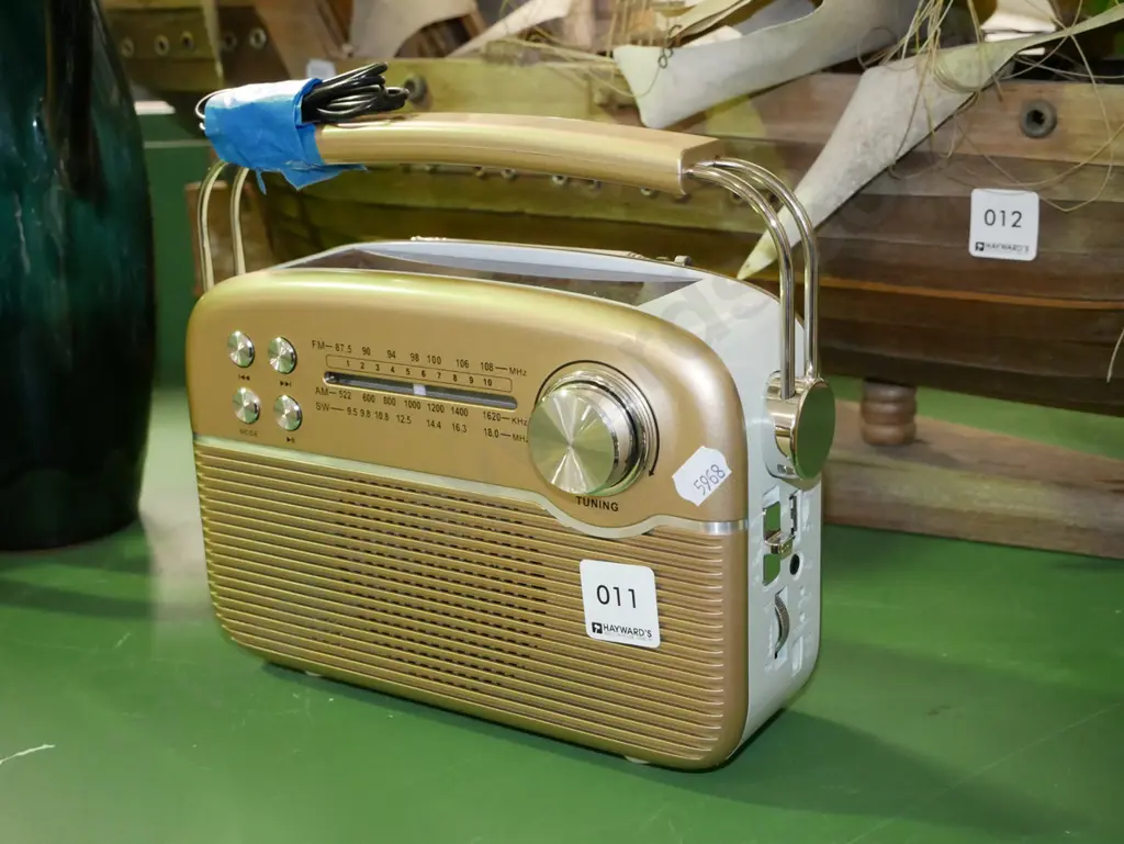 small portable solar powered usb radio Image 1++