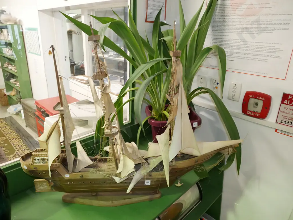 model sailing ship - rigging needs attention H-790 Image 1++