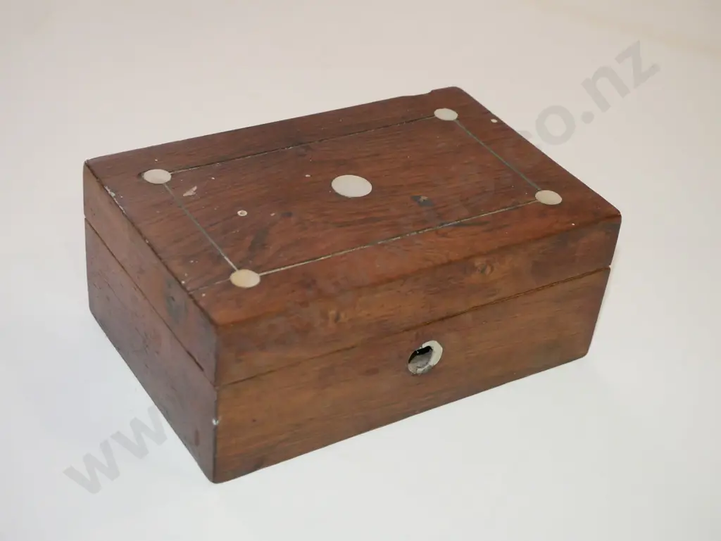 small  wooden box with costume jewellery  Image 1++