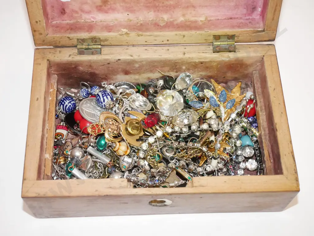small  wooden box with costume jewellery  Image 1++