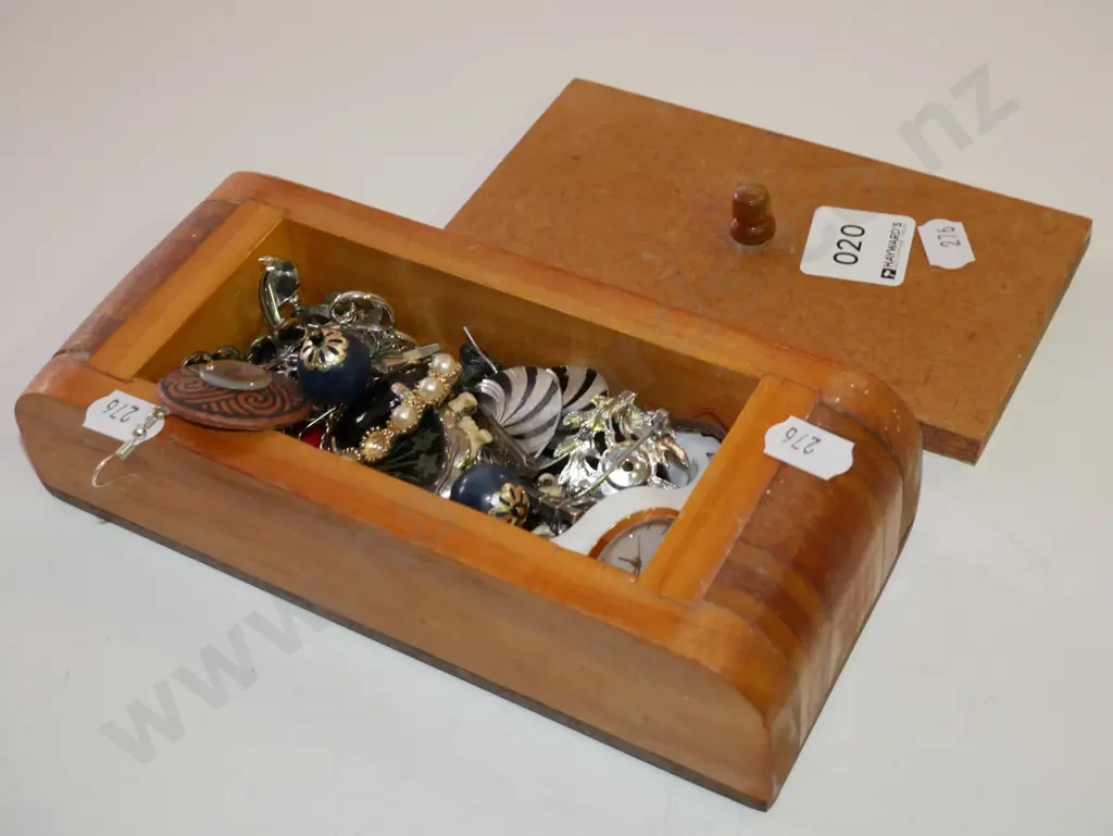 lidded trinket box and costume jewellery Image 1++