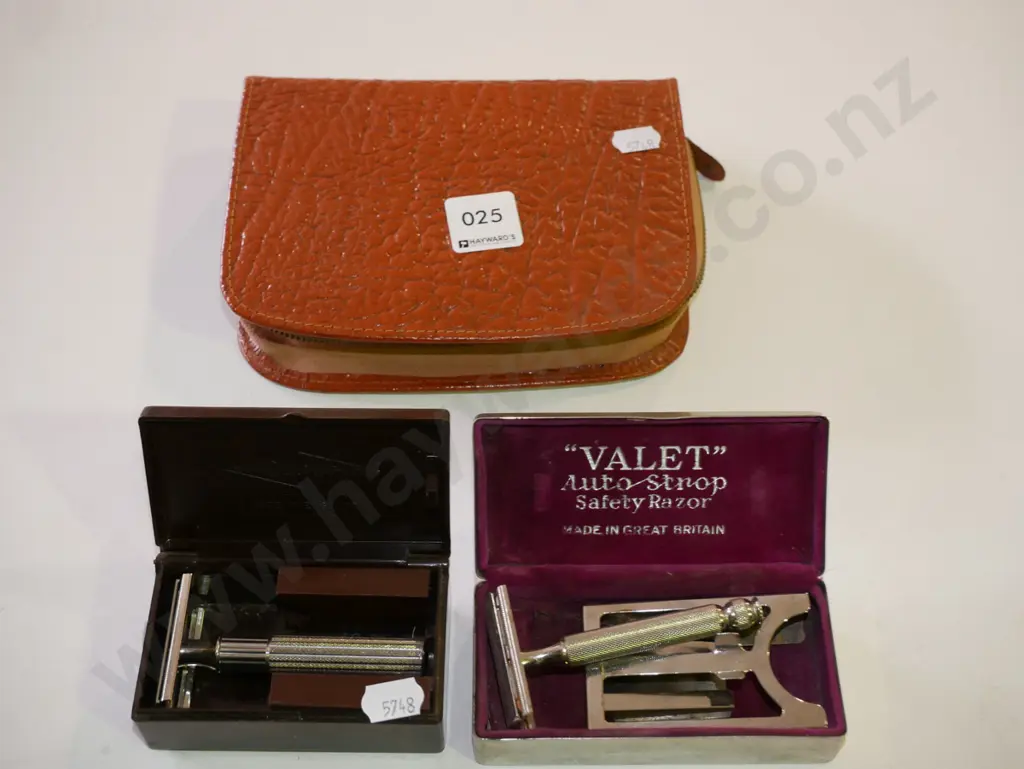 2x vintage safety razors, part leather toilet set Image 1++
