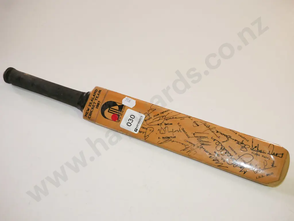 1987 NZ cricket team small souvenir bat Image 1++