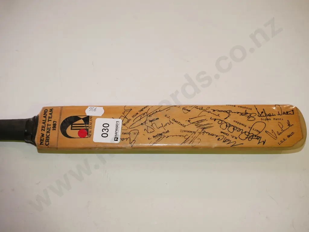 1987 NZ cricket team small souvenir bat Image 1++