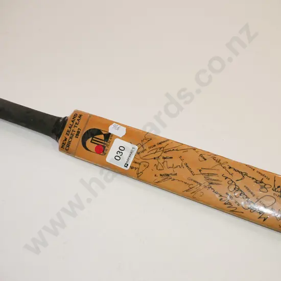 1987 NZ cricket team small souvenir bat
