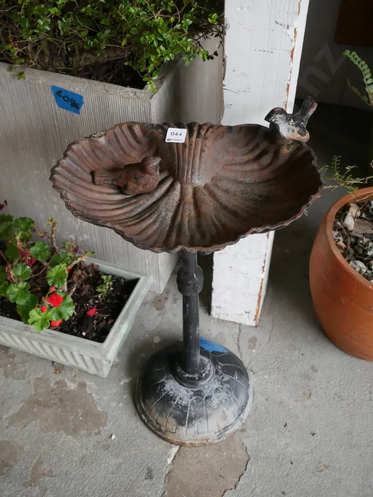 cast iron bird bath with 2 birds - 1 needs reattaching H-400 Image 1++