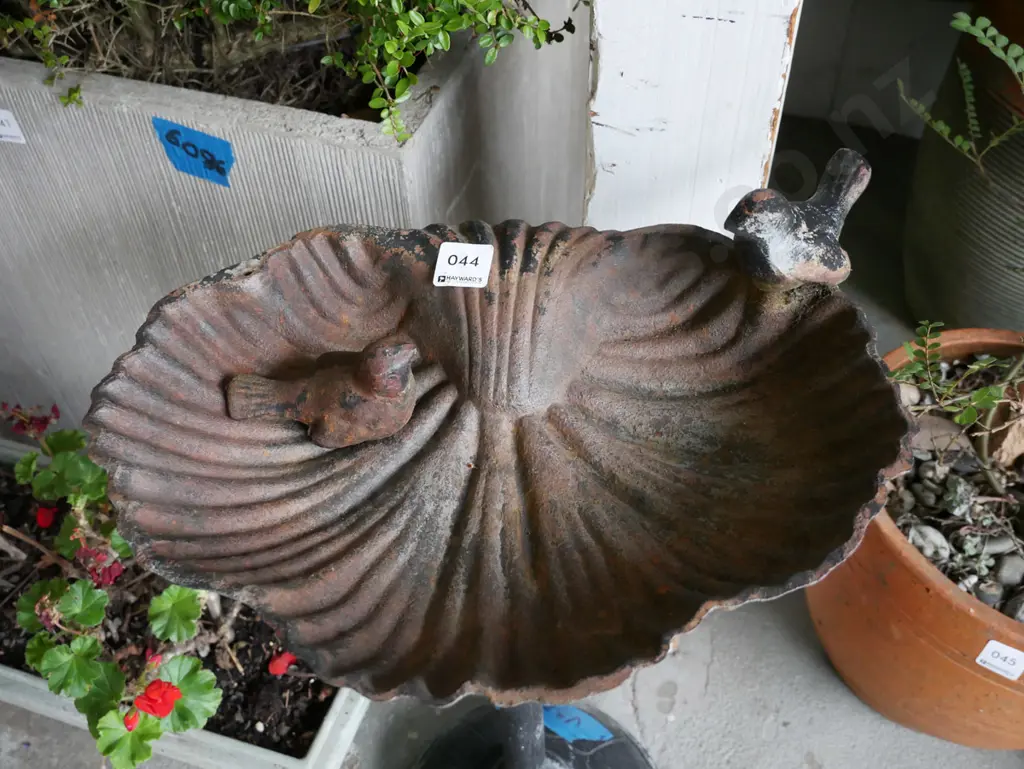 cast iron bird bath with 2 birds - 1 needs reattaching H-400 Image 1++