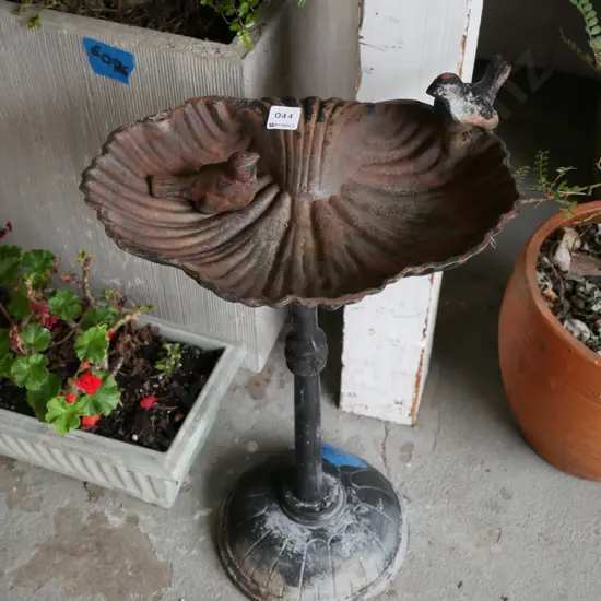 cast iron bird bath with 2 birds - 1 needs reattaching H-400