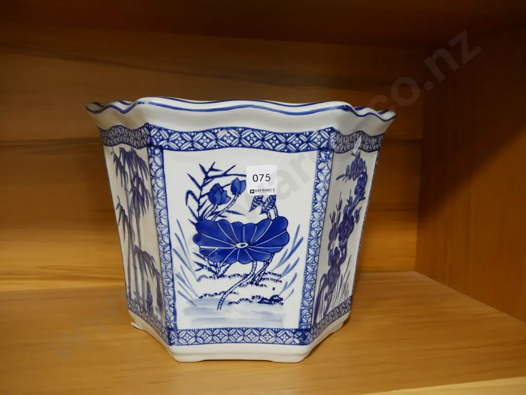 blue and white Asian planter H-230 Image 1++