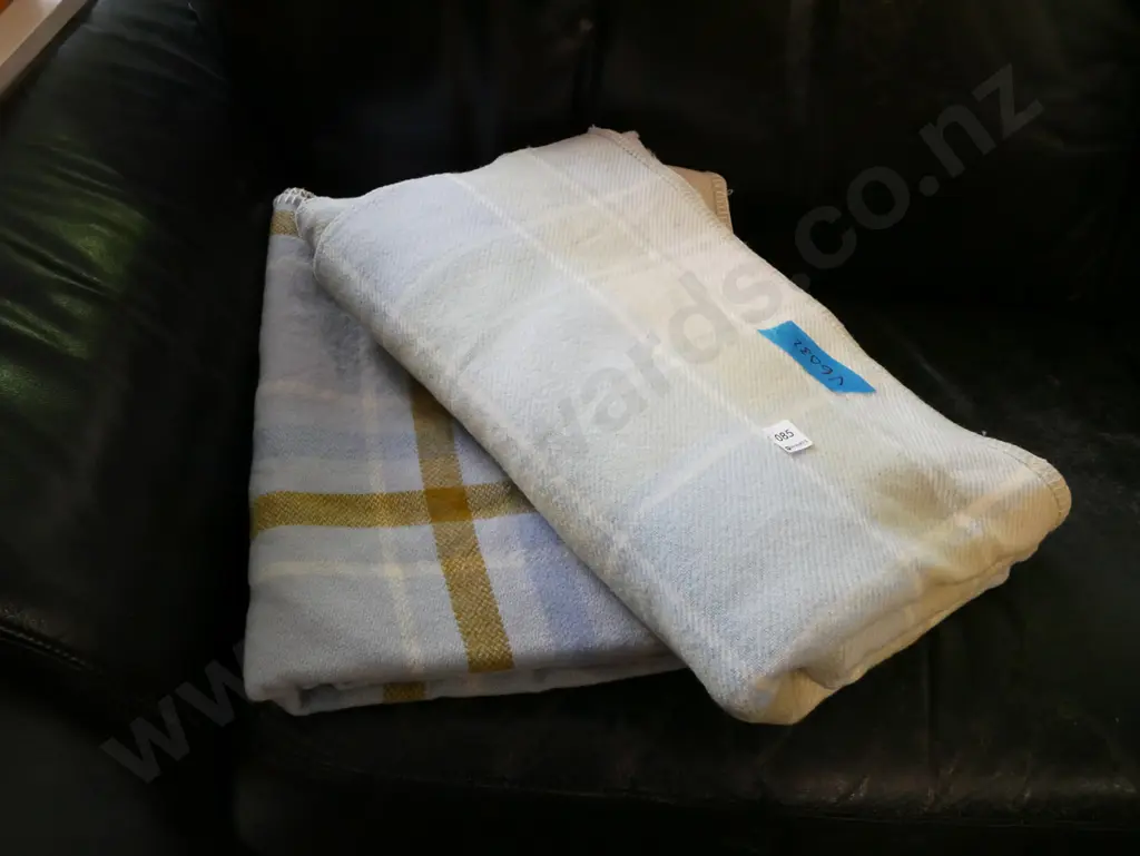 2x checked woollen blankets Image 1++