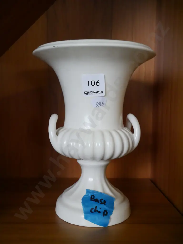Beswick vase - chip to base  Image 1++