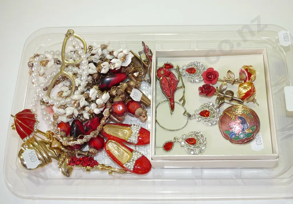 tray of costume jewellery Image 1++