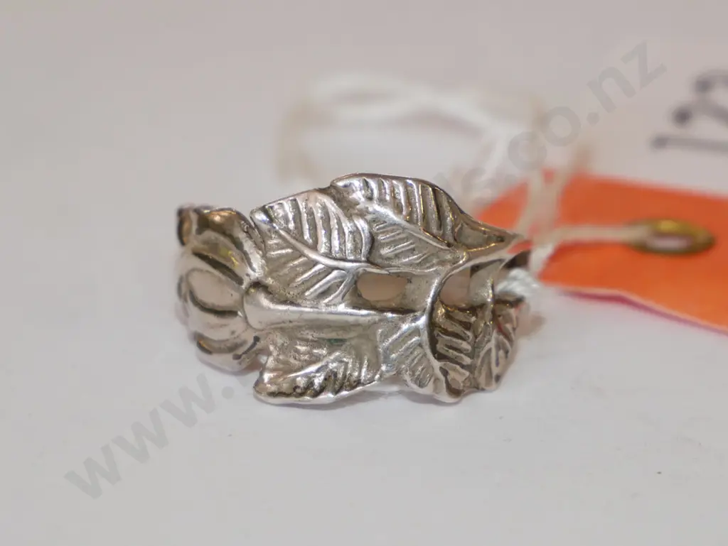 silver ring with leaf design  Image 1++