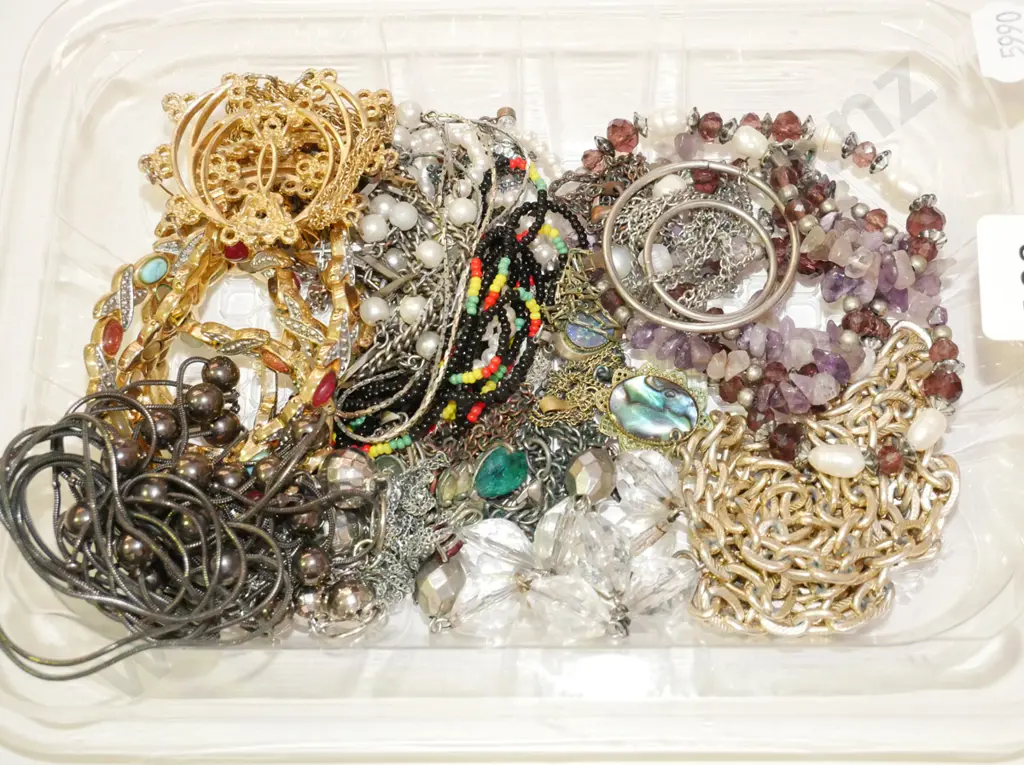tray of costume jewellery Image 1++