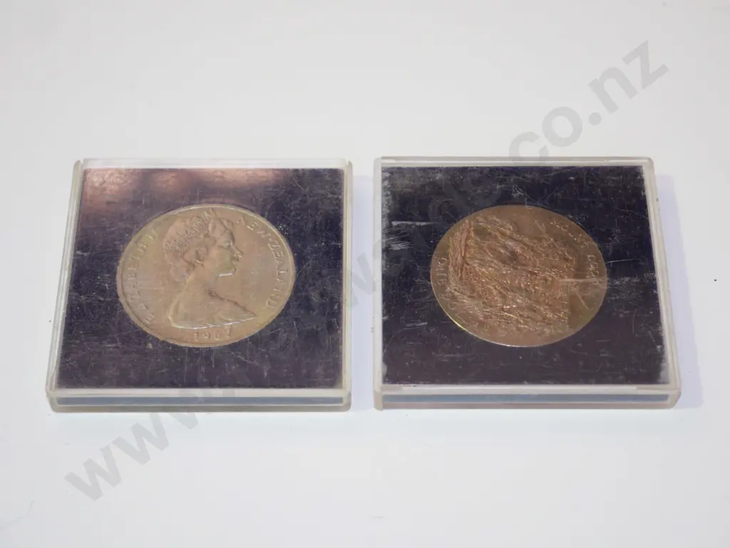 2 x New Zealand commerative coins Image 1++