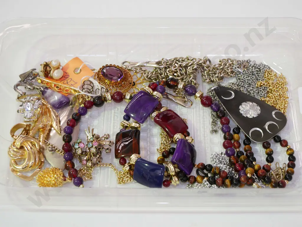 tray of costume jewellery Image 1++