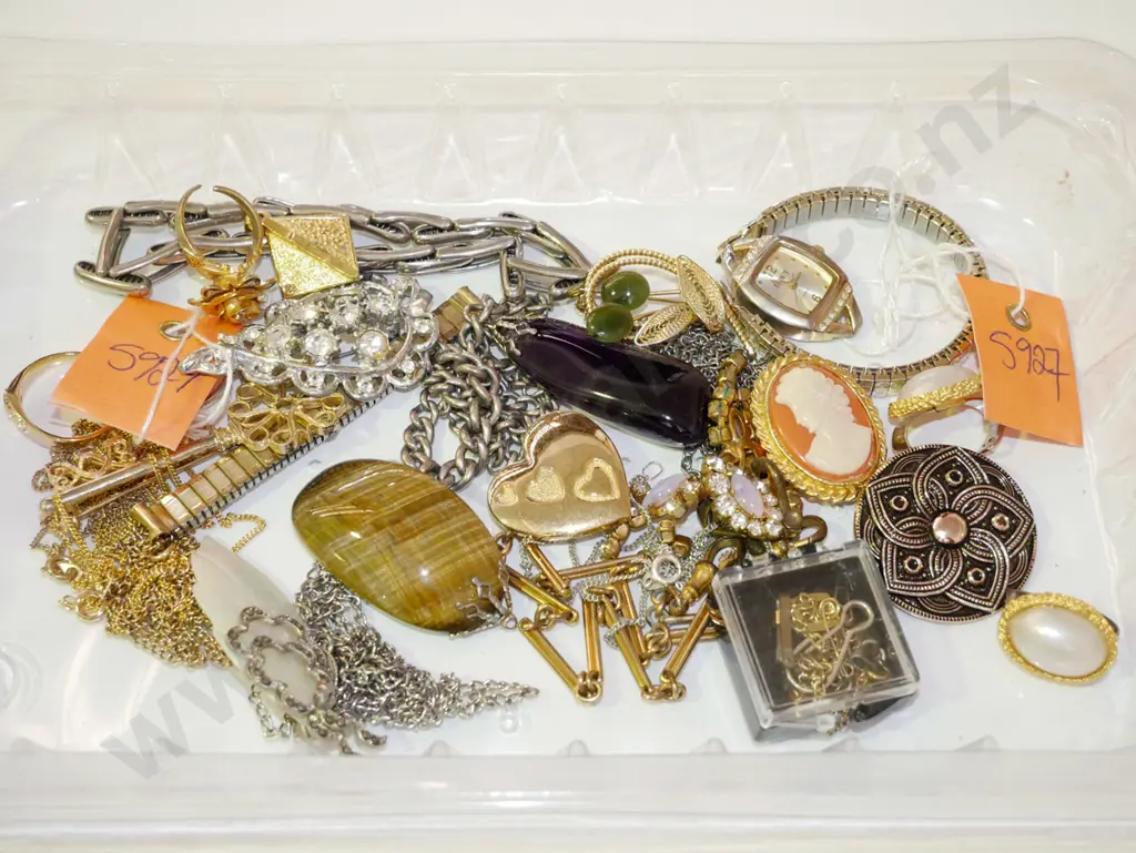 tray of costume jewellery Image 1++