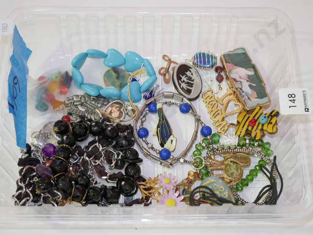 tray of costume jewellery Image 1++