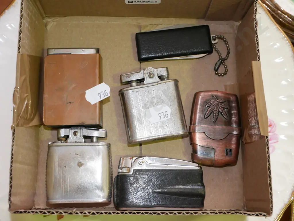 box; lighter and pocket knife  Image 1++